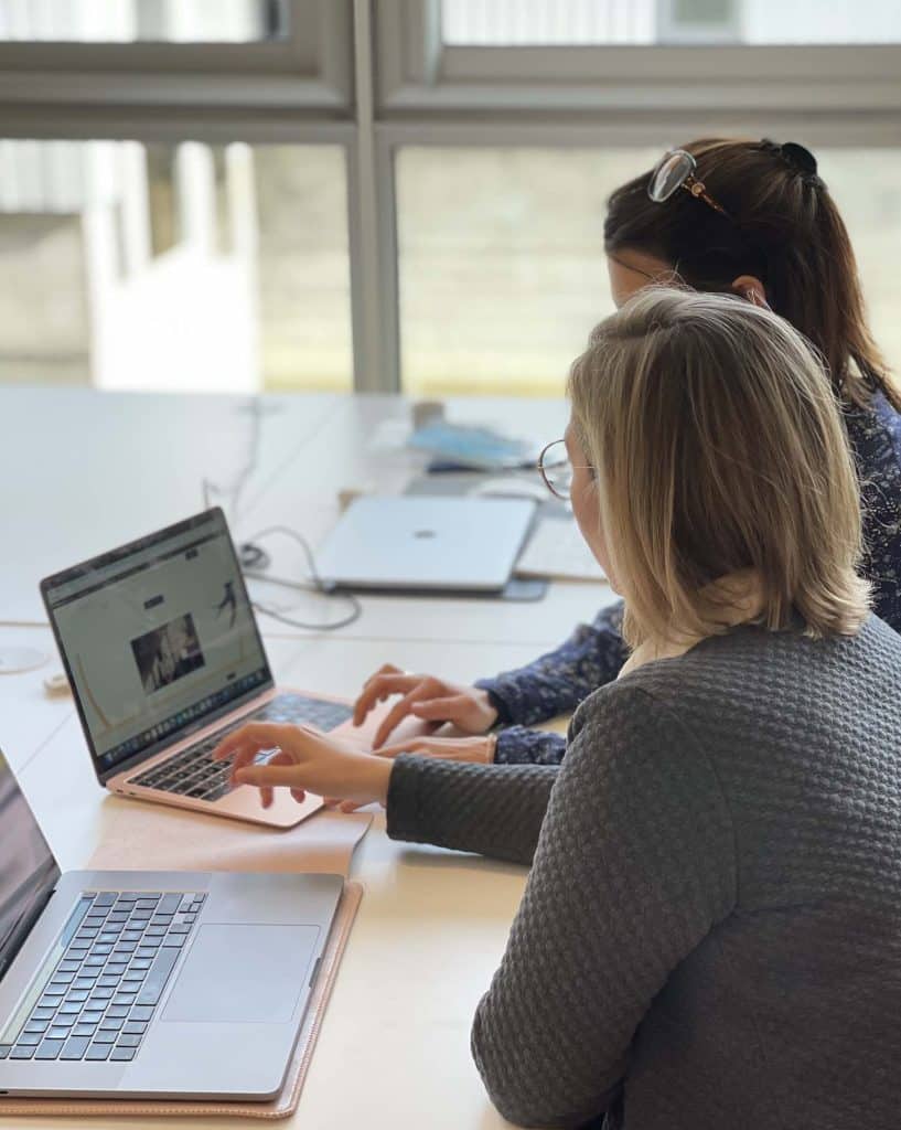 Déborah et une partenaire en train de travailler à l'accessibilité d'un site web