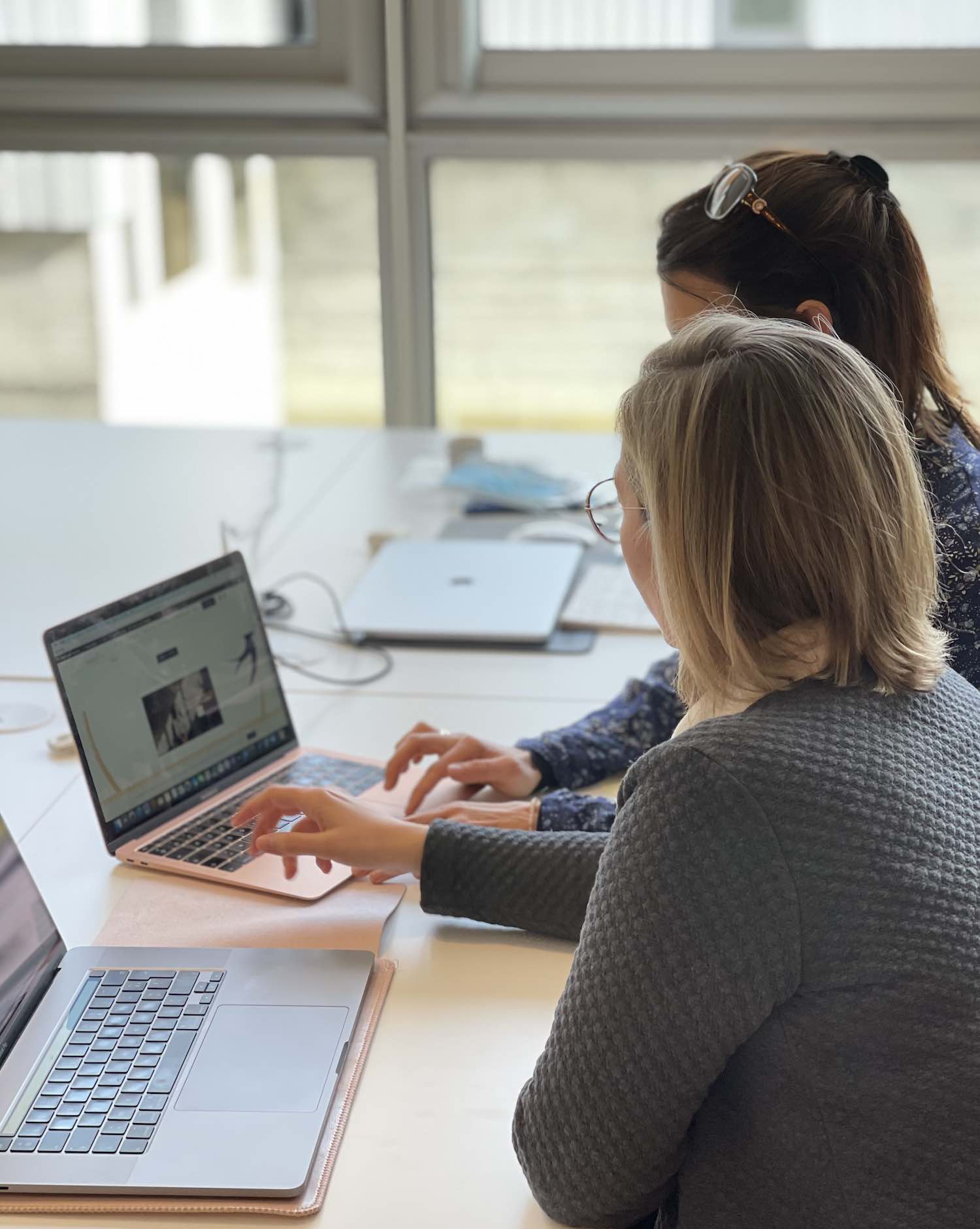 Déborah et une partenaire en train de travailler à l'accessibilité d'un site web